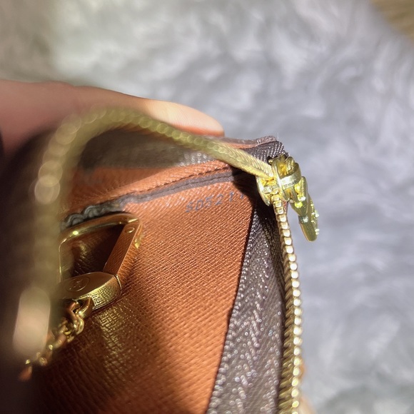 Louis Vuitton- Monogram Key Pouch - Picture 5 of 5